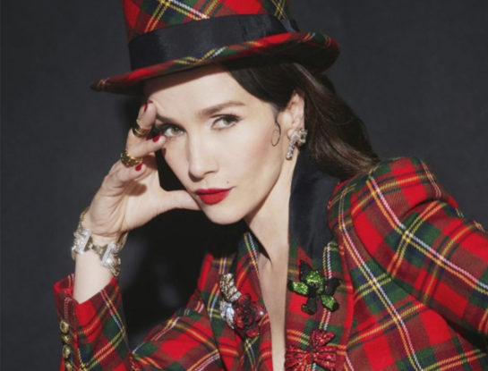 El look sastrero con estampado icónico inglés de Natalia Oreiro en Quién es la máscara