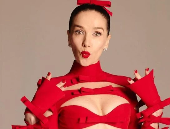 El total look red de Natalia Oreiro en Quién es la máscara: mini vestido con múltiples cut out, inspirado en Valentino