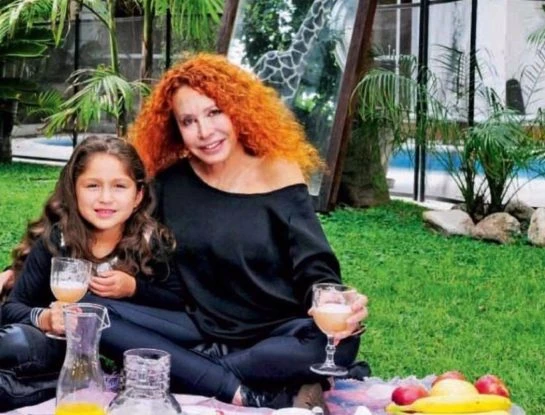 La conmovedora historia de Maureene Dinar y Caroline, su hija, que adoptó de una institución a la que apadrinaba