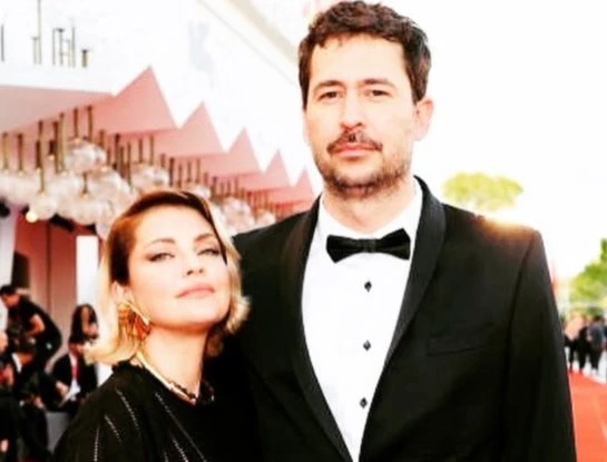 Dolores Fonzi marcó tendencia en el Festival de Cine de Venecia y dejó en claro que los accesorios suman en un buen look