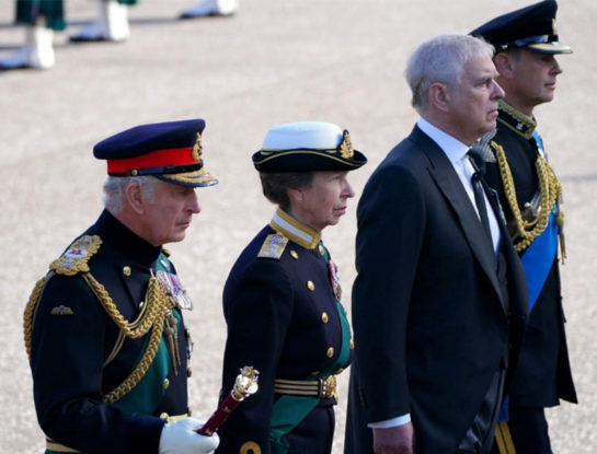 Por qué el príncipe Andrés fue vestido de "civil" en lugar de llevar traje militar como sus otros tres hermanos