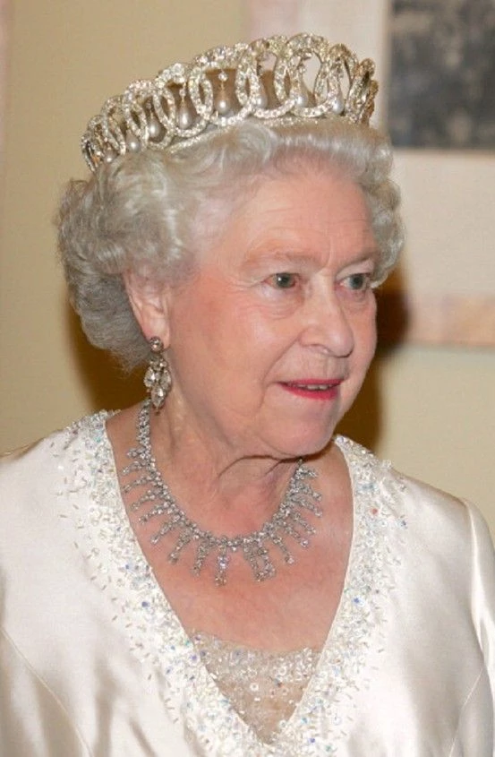 La reina Isabel II tenía la colección de tiaras más importante del mundo