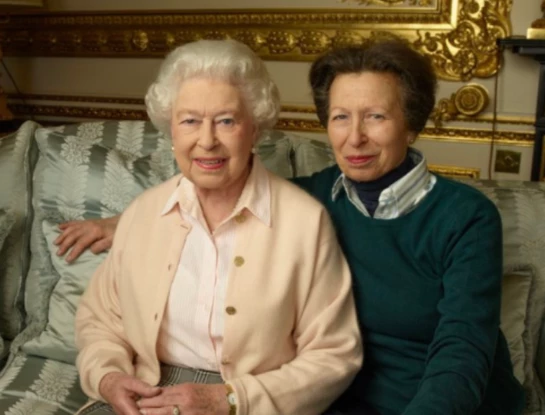 Quién es la princesa Ana, la hija de la reina Isabel II, que hizo un gesto conmovedor en el funeral de su madre