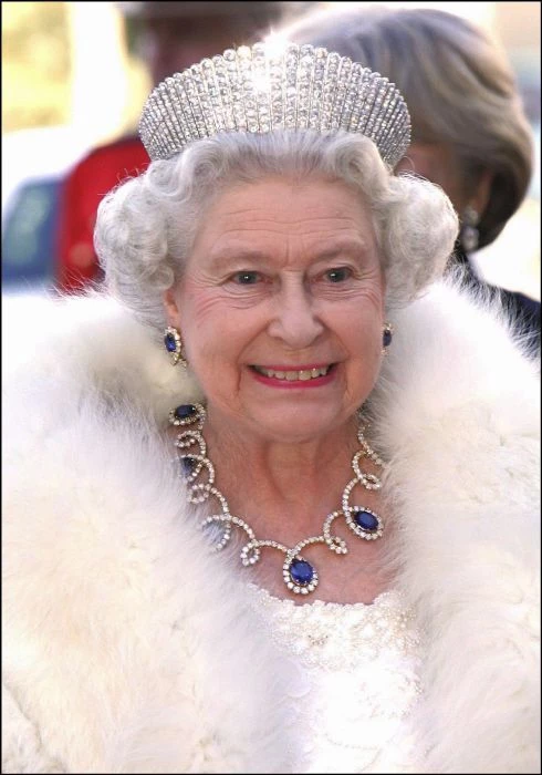 La reina Isabel II tenía la colección de tiaras más importante del mundo