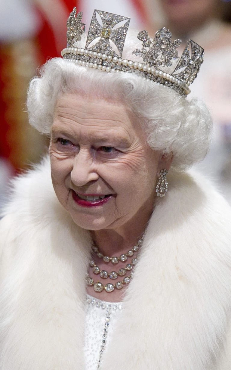 La reina Isabel II tenía la colección de tiaras más importante del mundo