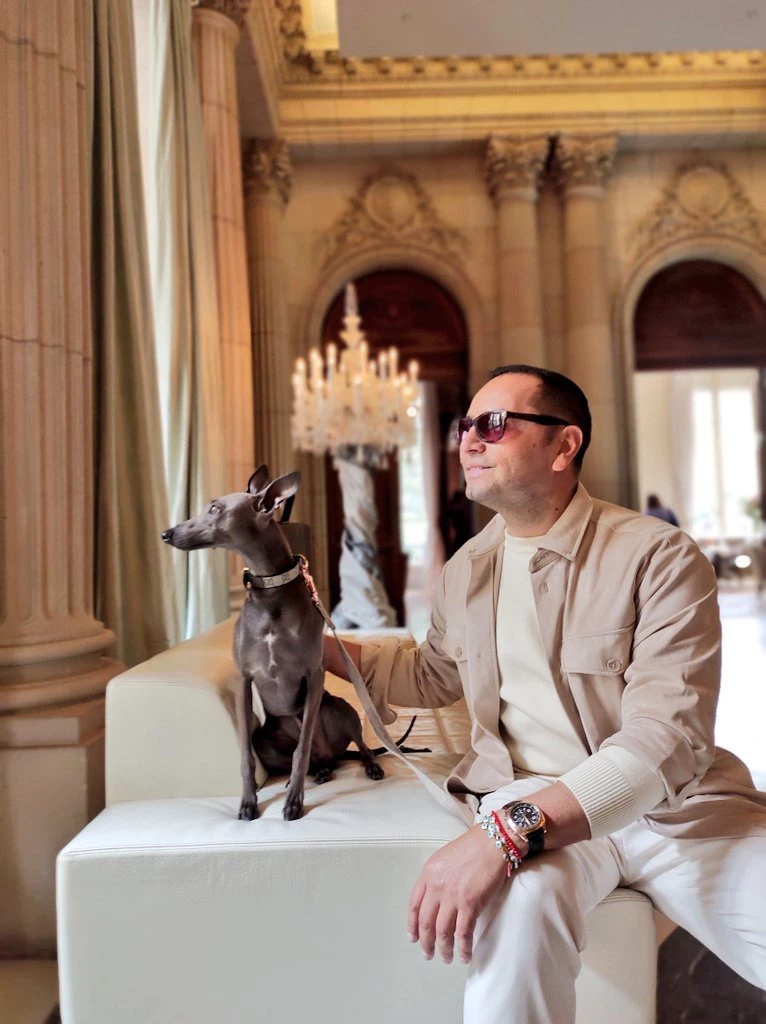 Fabián Medina Flores con su mascota