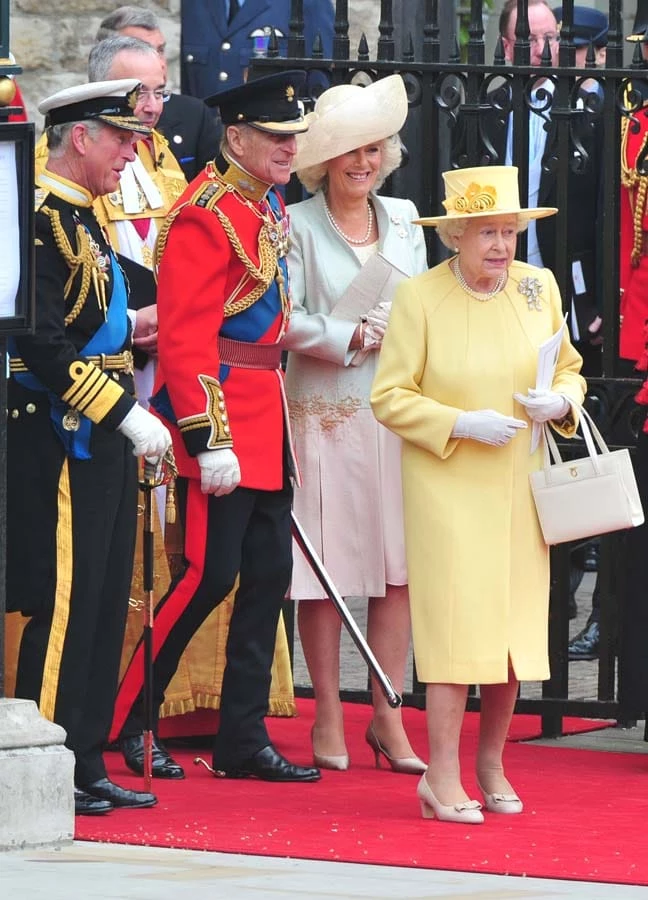 El diseño que lució la reina Isabel II en la boda de William y Kate era de Angela Kelly