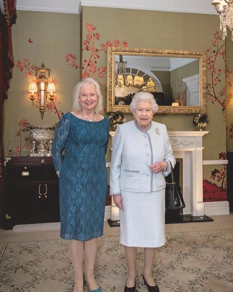 Isabel II junto a Angela Kelly, su estilista y heredera