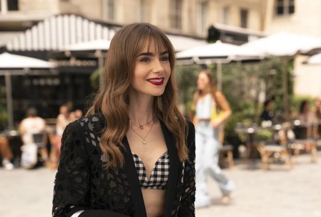 Lily Collins se cortó el flequillo para Emily in Paris. Foto: IG