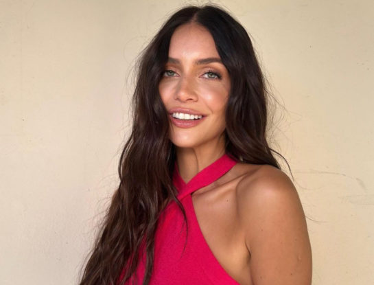 iImpactante! Así es el look total red que lució Zaira Nara en un evento