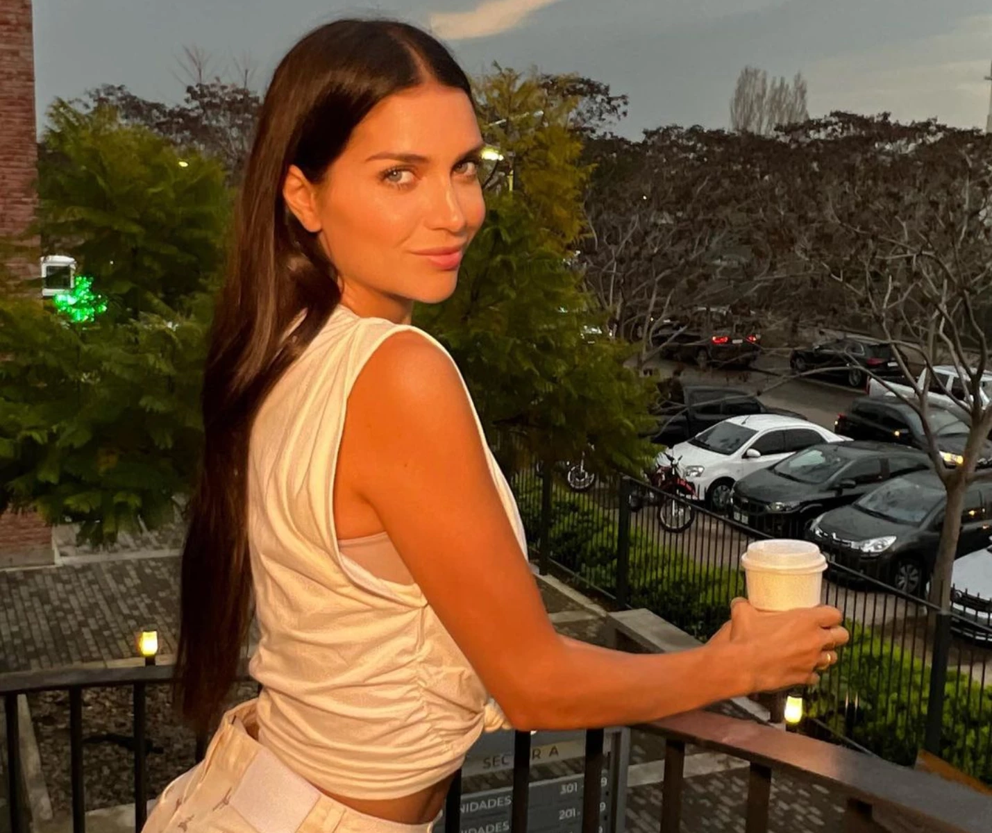 Zaira Nara palpita la primavera con un look total white