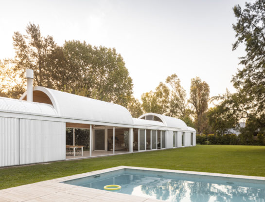 Así es Bitelhaus, la casa argentina de bajo mantenimiento que sorprende con su diseño