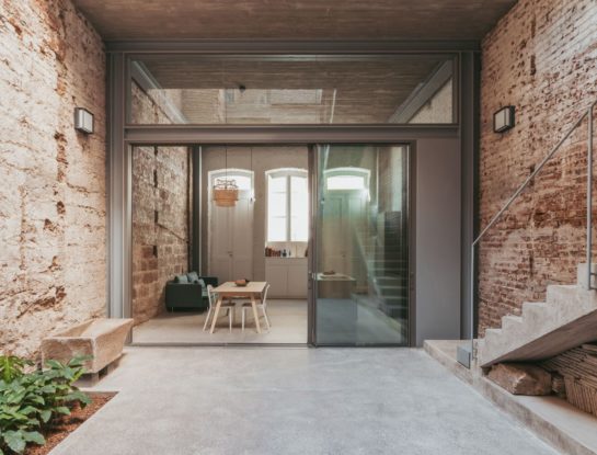 Espiá cada rincón de esta casa con historia que combina materiales y estilos