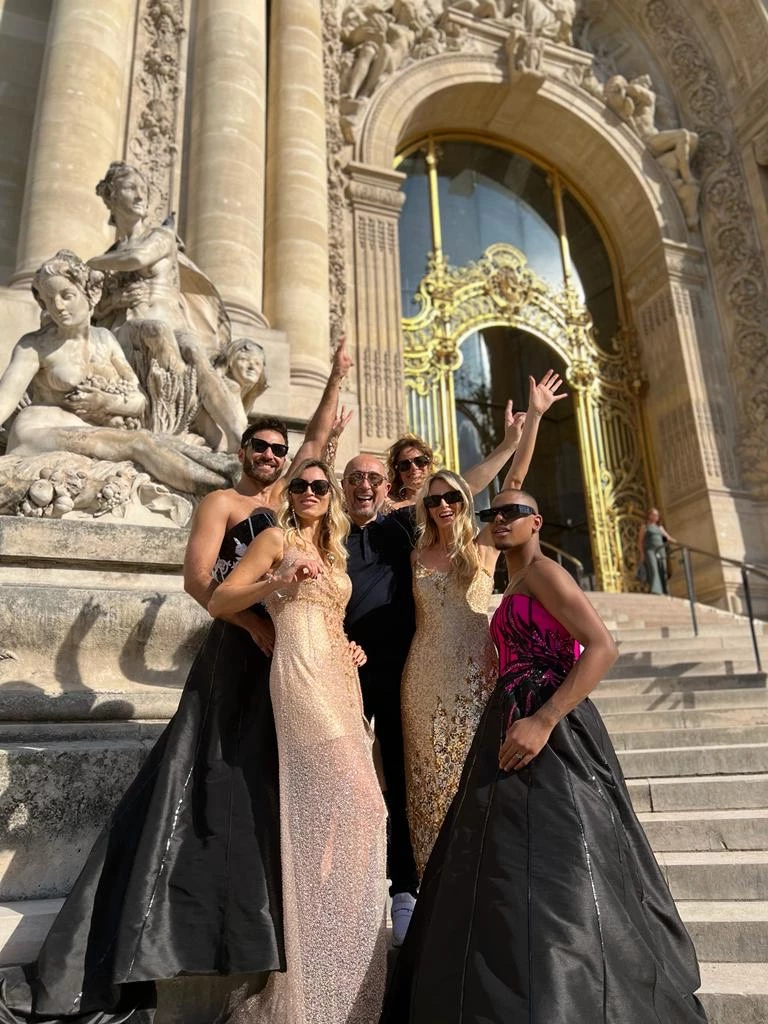 Los modelos y el diseñador celebrando la nueva colección.