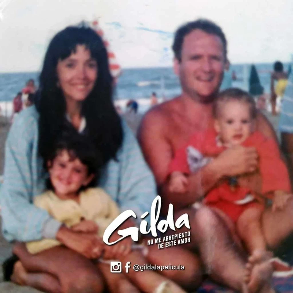 Fabricio de chiquito con su papá Raúl y Gilda, su mamá