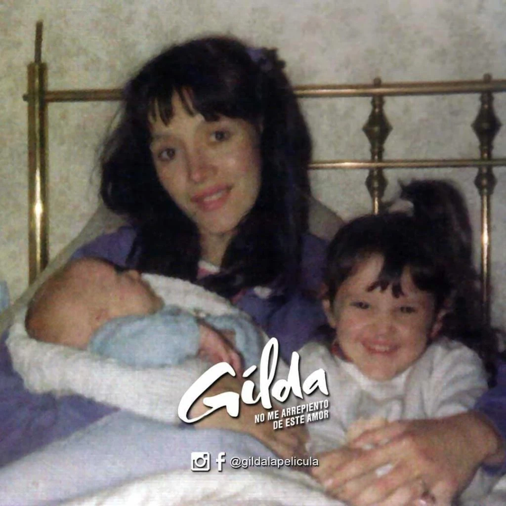 Fabricio, de bebé con su hermana y su mamá