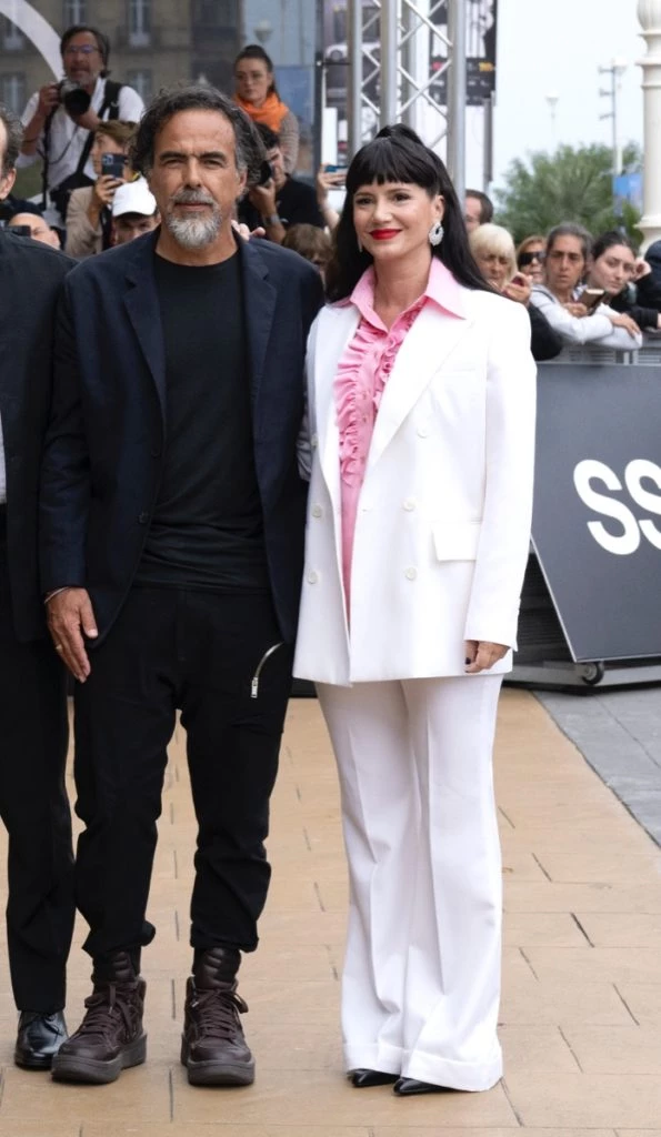 famosas con color rosa