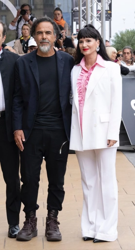 famosas con color rosa