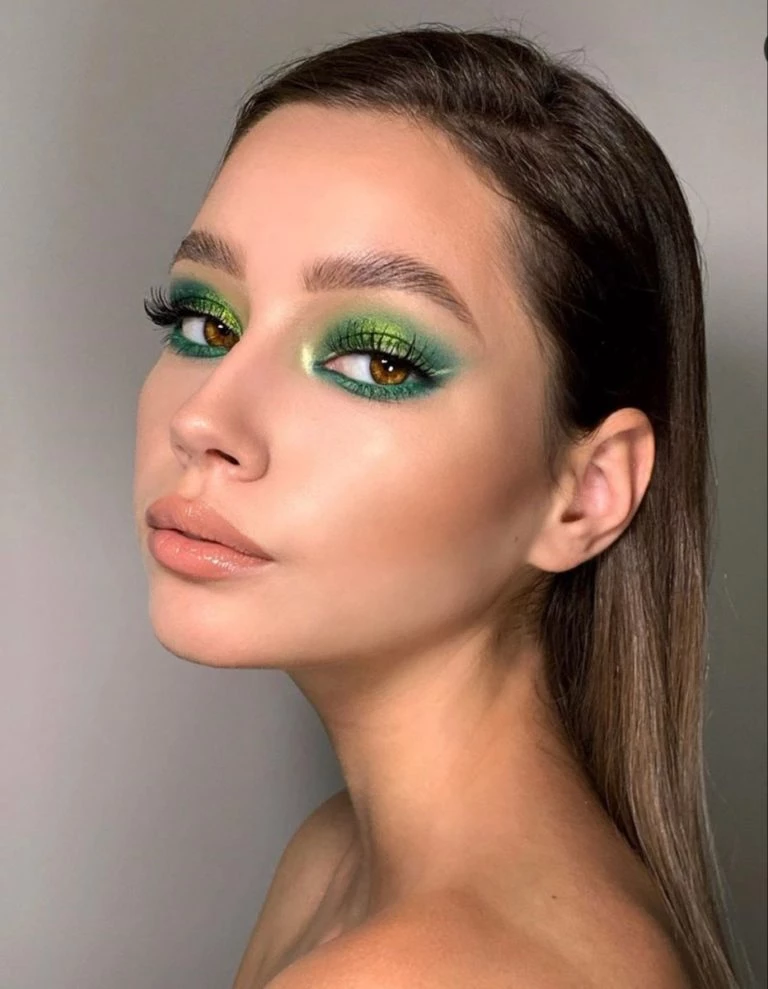 Make up en verde: la tendencia que potencia los ojos marrones