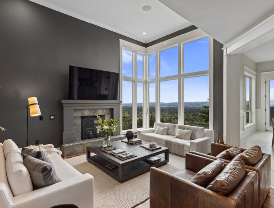 Espiá cada detalle de esta casa en las afueras de Portland, con hermosas vistas hacia el bosque y la ciudad