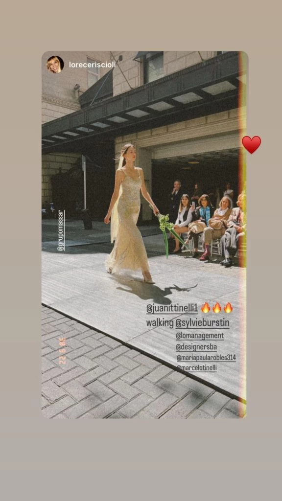juana tinelli desfilando con vestido de novia.