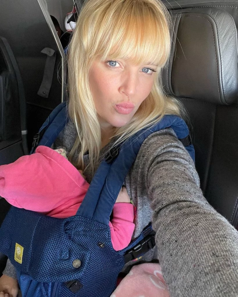 Luisana Lopilato viajó por primera vez en avión junto a su beba Cielo