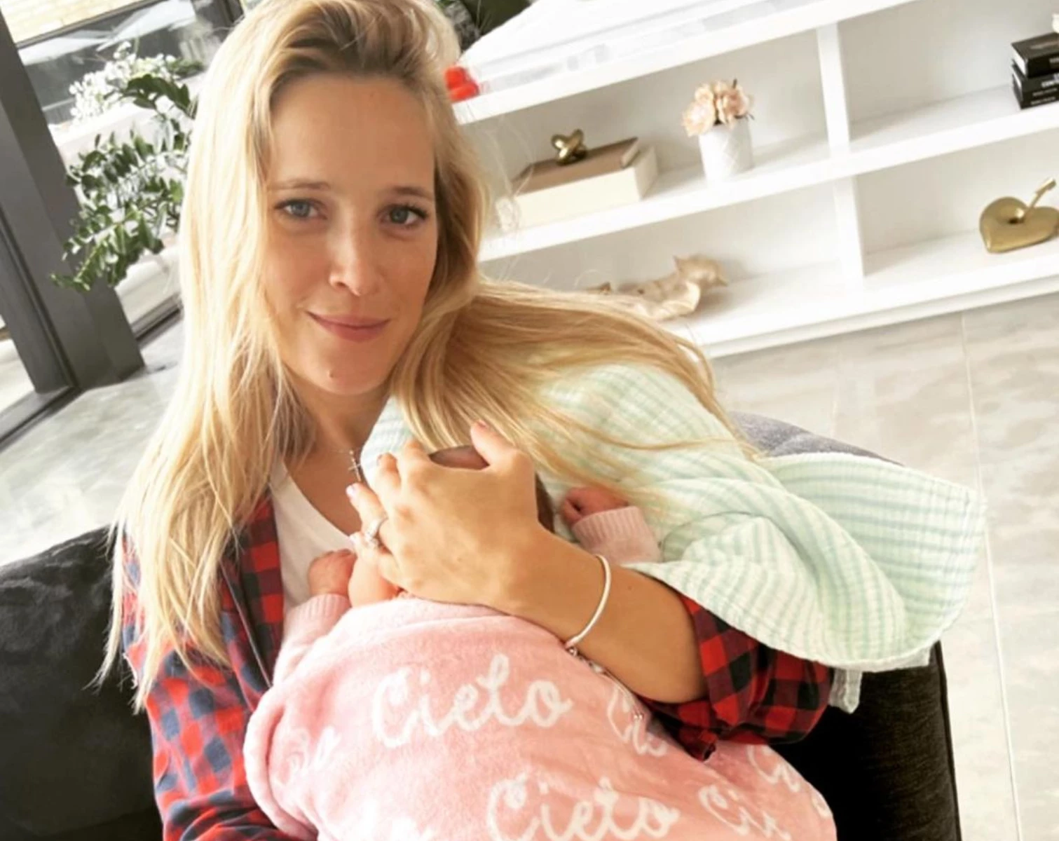 Así fue el primer viaje en avión de Cielo, la hija de Luisana Lopilato y Michael Bublé