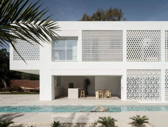"Casa más que blanca": una moderna vivienda con aires mediterráneos y una piscina soñada