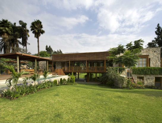 Casa MM: así se construyó esta vivienda rústica, con aires eclécticos y rodeada de verde