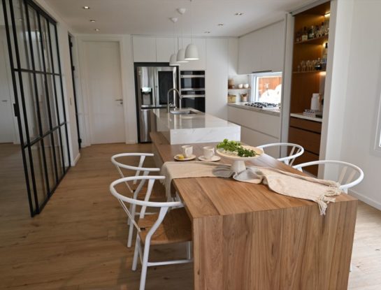 Video deco: una casa moderna con clima tropical