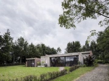 Una casa con equilibrio entre naturaleza y arquitectura a través de los materiales