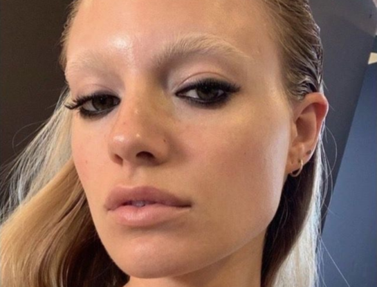 El truco para llevar las cejas invisibles sin decolorarlas 