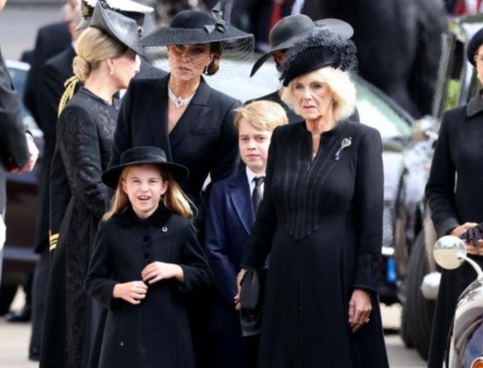 El escándalo en medio del funeral de la reina Isabel II que se conoció ahora: Camila reprendió a Kate Middleton por el mal comportamiento de Charlotte 