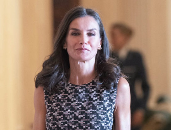 Letizia Ortiz tiene los pantalones imprescindibles de esta temporada, y así los lleva