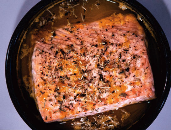 Cómo preparar el salmón de manera diferente: la propuesta de Leandro Bouzada con manteca de hierbas y cítricos