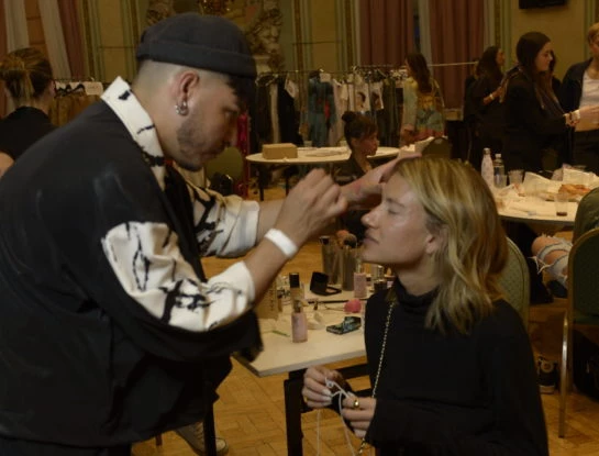 #ParaTips: cómo se preparan y qué toman las modelos de alta costura antes de un desfile para tener una piel glowy