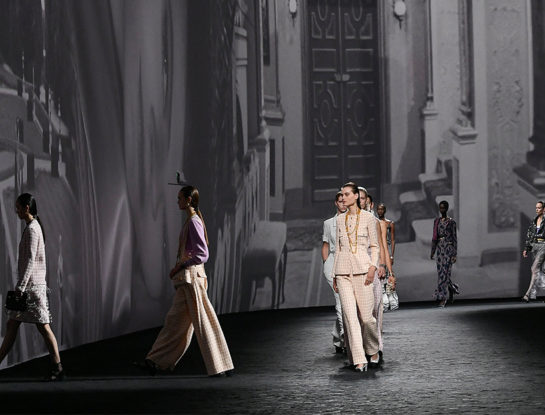 Chanel llevó a su pasarela los looks más elegantes y chic de la Semana de la Moda de París