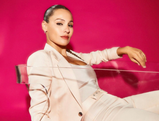 Pampita impactó con un sofisticado look en una gala solidaria 