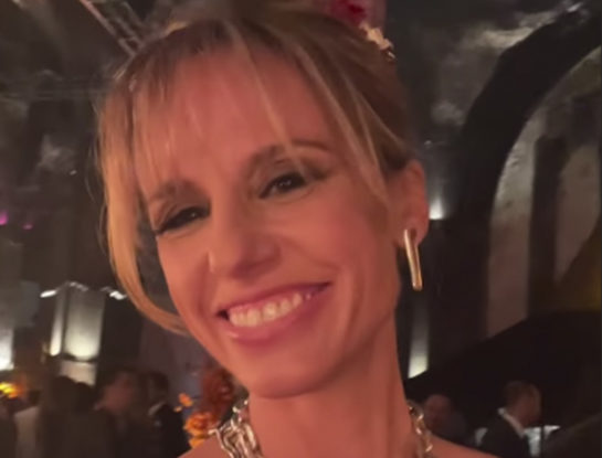 El look romántico glam de Mariana Fabbiani en una gala por el Día de los Muertos en México