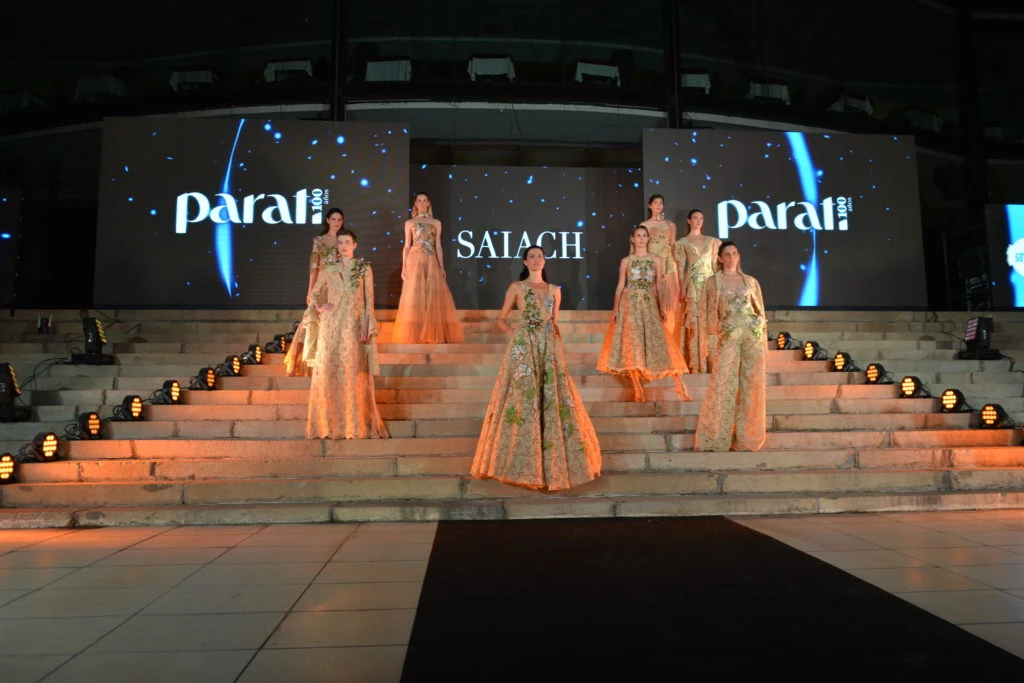 Javier Saiach desfile Para Ti 100 Años