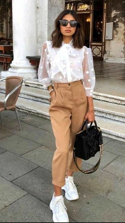 El ítem de media estación que levanta cualquier look es la blusa de plumeti