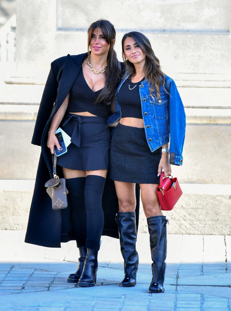 Antonela Roccuzzo y Daniella Semaan Fàbregas en desfile de Louis Vuitton. Foto: Fotonoticias.