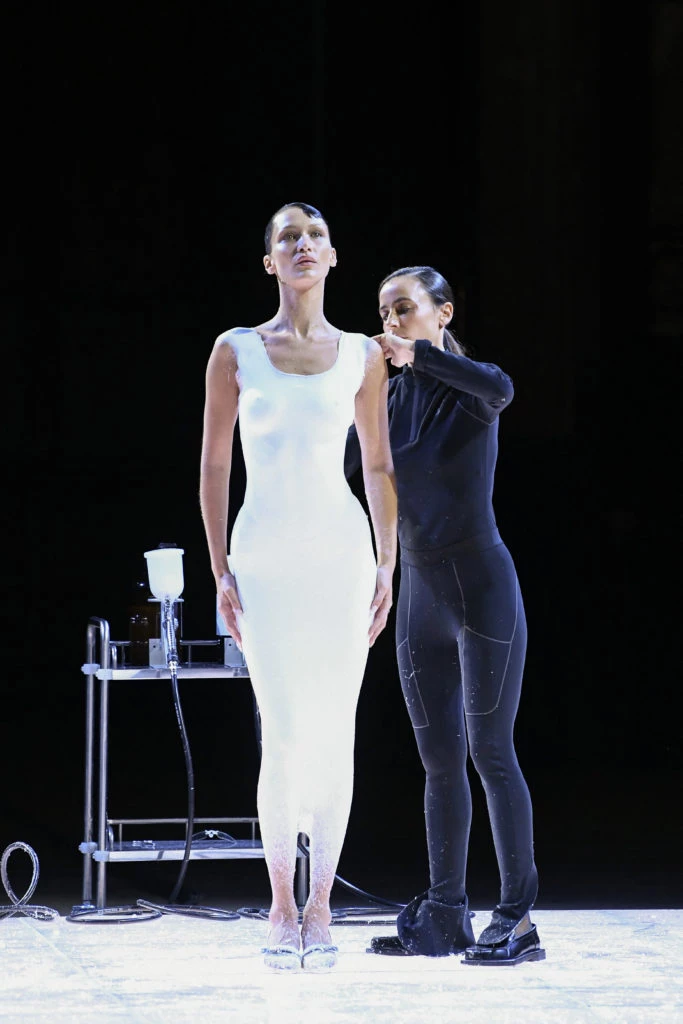 Bella Hadid perfomance desfile Coperni