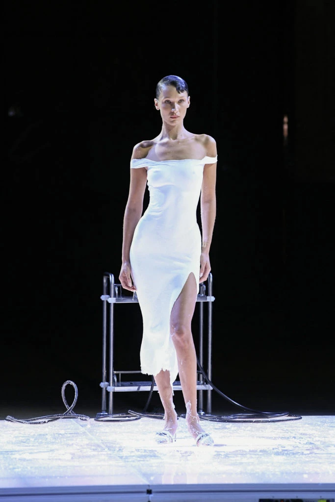 Bella Hadid perfomance desfile Coperni