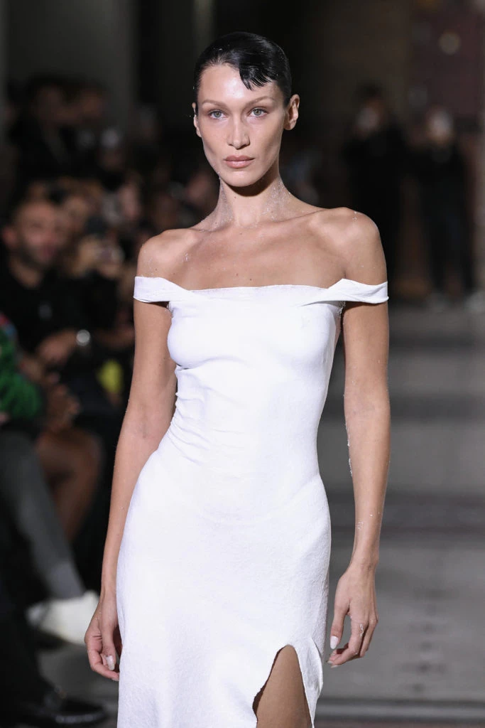 Bella Hadid perfomance desfile Coperni