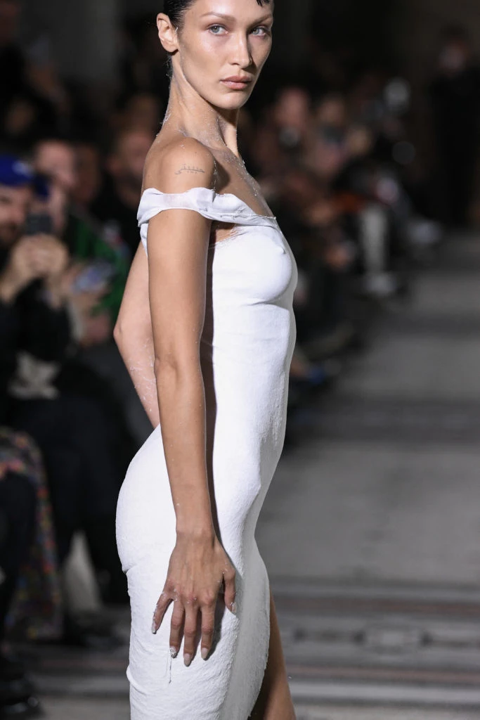 Bella Hadid perfomance desfile Coperni