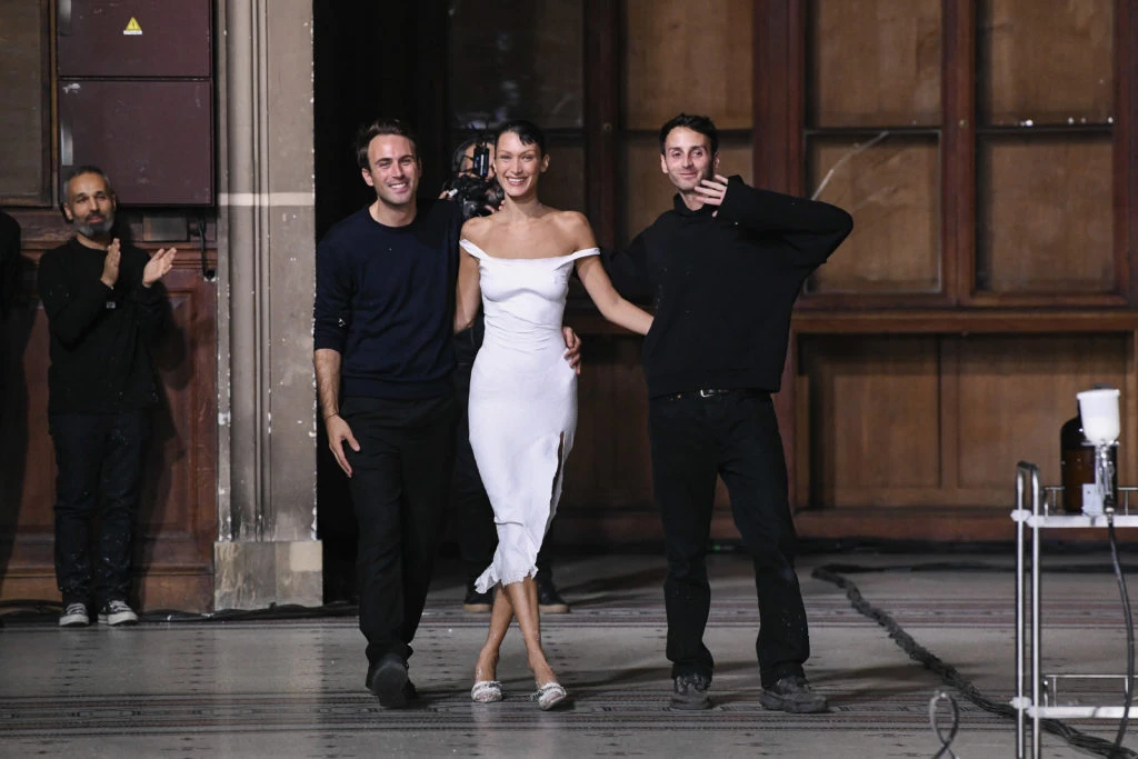 Bella Hadid perfomance desfile Coperni