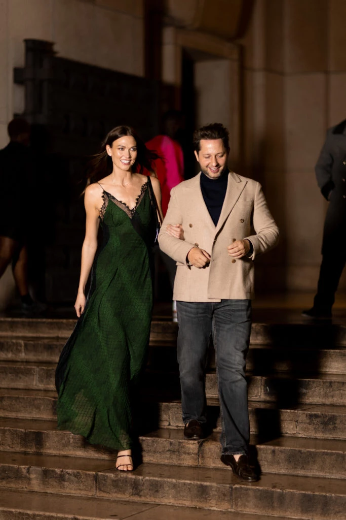 Karlie Kloss llega al after party del desfile de Victoria Beckham