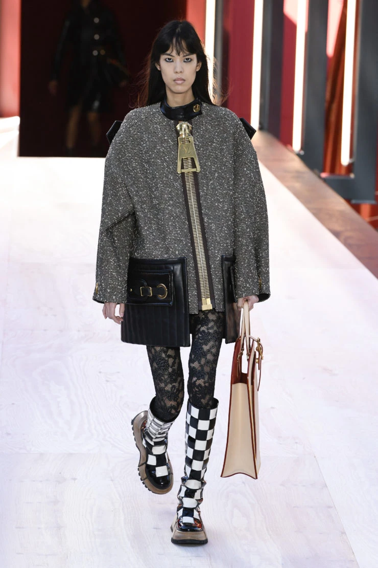 Louis Vuitton presenta proporciones desmesuradas en París