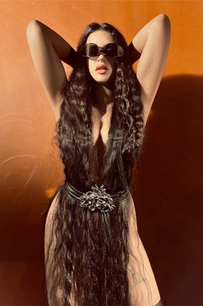 Acne Studios acaba de presentar su campaña otoño-invierno 2022, protagonizada por la cantante y compositora española Rosalía.